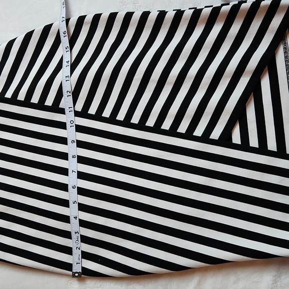 Express Clothing, Women's Black and White, bodycon, Fitted, Pencil Skirt Size 2 - Picture 6 of 8